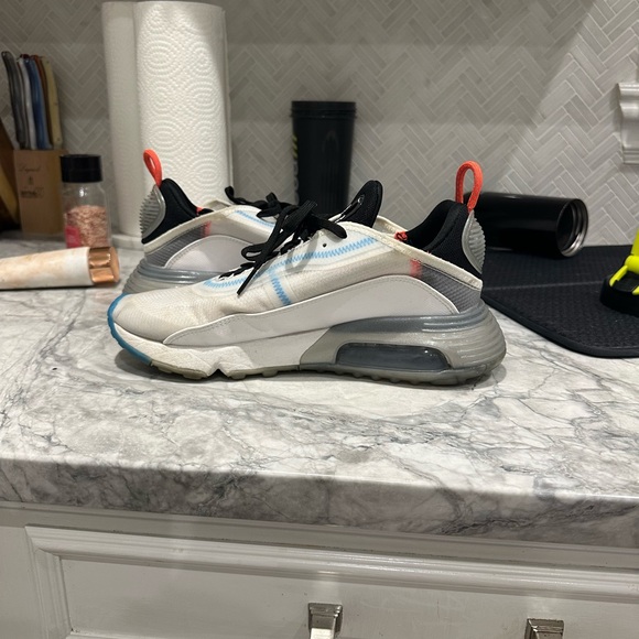 Nike Womens Sz 7.5W Air Max 2090 Pure Platinum Running Shoes Sneakers - Picture 3 of 6